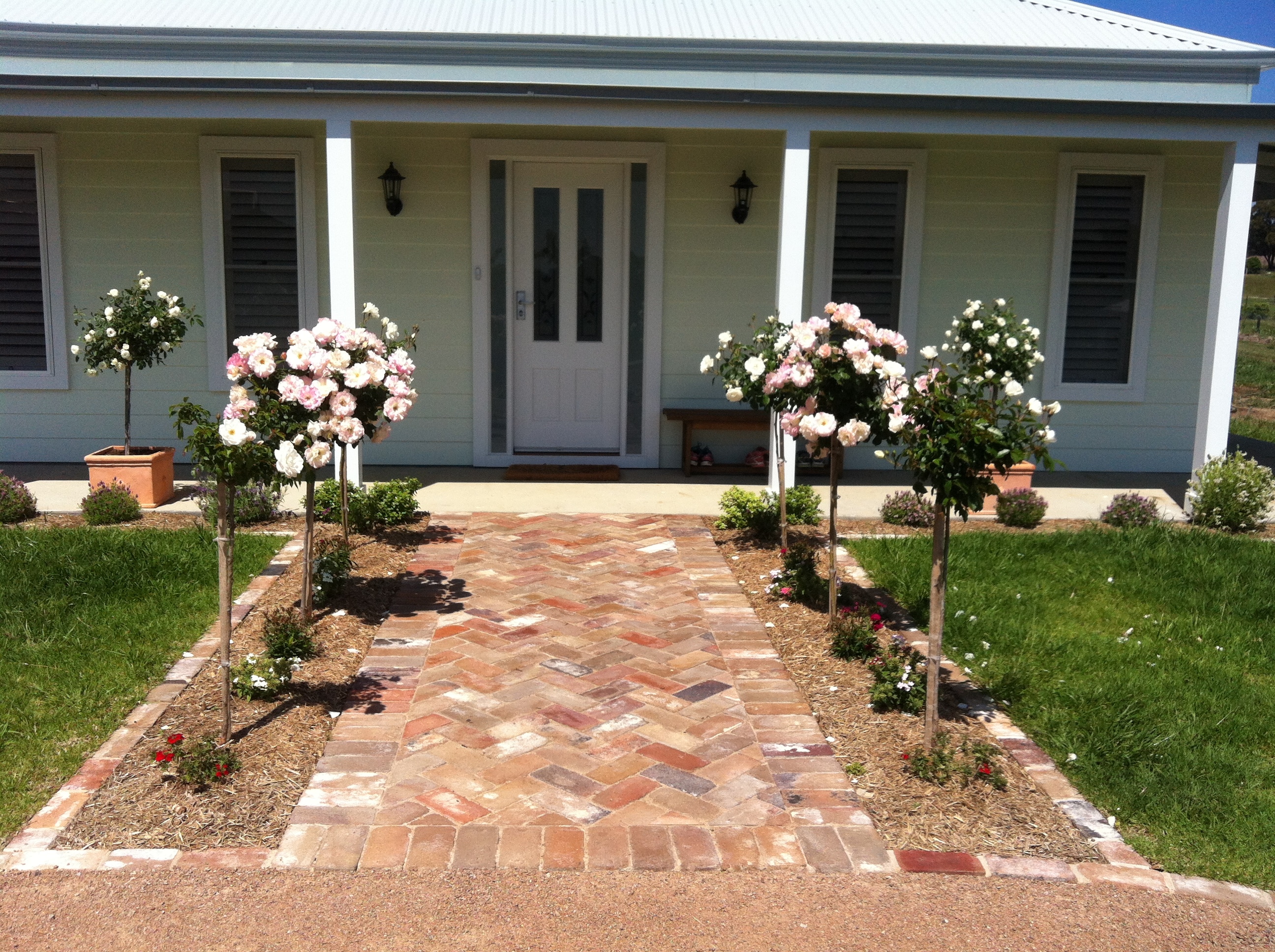 How a Front Yard Makeover Can Change the Look of Your Home